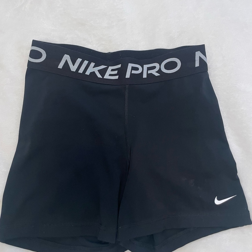 nike pro shorts in size medium. pre owned but not in bad condition, are washed.